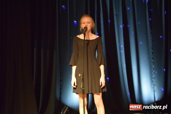 Zdjęcie w galerii na portalu naszraciborz.pl: Powiatowy Festiwal Twórczości Artystycznej - konkurs piosenki  wiadomości z regionu