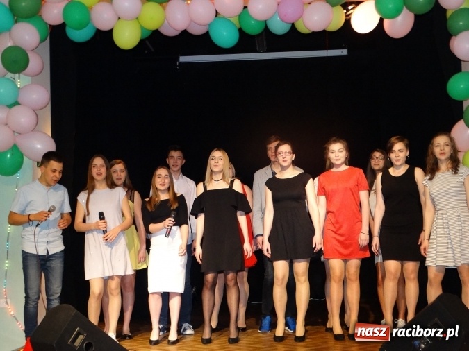 Zdjęcie w galerii na portalu naszraciborz.pl: Powiatowy Festiwal Twórczości Artystycznej - konkurs piosenki  wiadomości z regionu