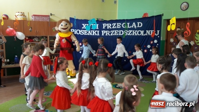 Zdjęcie w galerii na portalu naszraciborz.pl: Jestem Polką i Polakiem..., czyli XVIII Przegląd Piosenki Przedszkolnej wiadomości z regionu