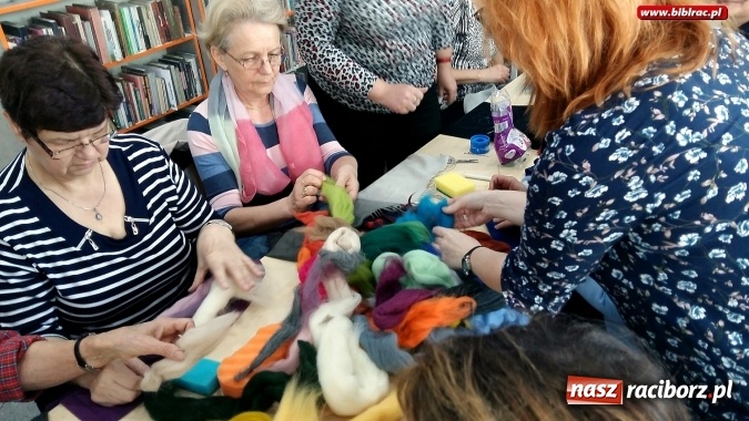 Zdjęcie w galerii na portalu naszraciborz.pl: Warsztaty filcowania z Klubem Przyjaciół Biblioteki na Ostrogu wiadomości z regionu