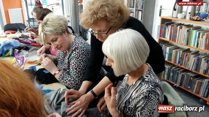 Zdjęcie w galerii na portalu naszraciborz.pl: Warsztaty filcowania z Klubem Przyjaciół Biblioteki na Ostrogu wiadomości z regionu