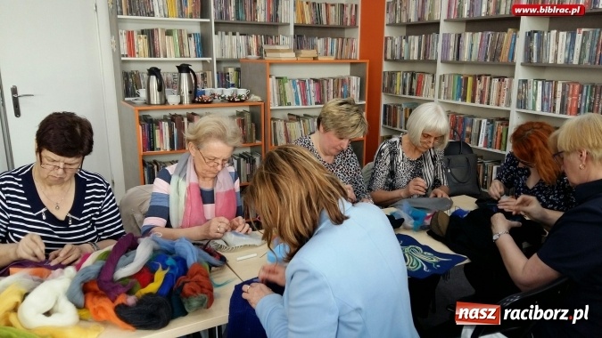 Zdjęcie w galerii na portalu naszraciborz.pl: Warsztaty filcowania z Klubem Przyjaciół Biblioteki na Ostrogu wiadomości z regionu