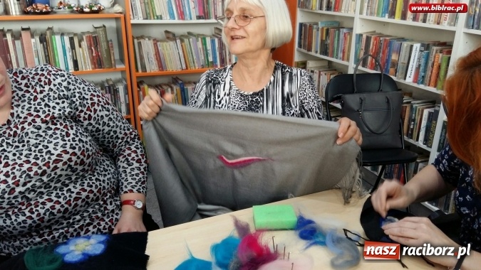 Zdjęcie w galerii na portalu naszraciborz.pl: Warsztaty filcowania z Klubem Przyjaciół Biblioteki na Ostrogu wiadomości z regionu