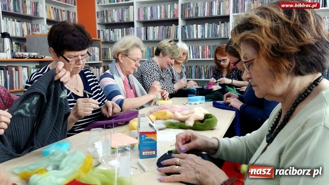 Zdjęcie w galerii na portalu naszraciborz.pl: Warsztaty filcowania z Klubem Przyjaciół Biblioteki na Ostrogu wiadomości z regionu