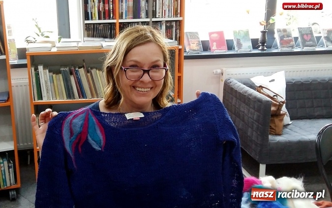 Zdjęcie w galerii na portalu naszraciborz.pl: Warsztaty filcowania z Klubem Przyjaciół Biblioteki na Ostrogu wiadomości z regionu