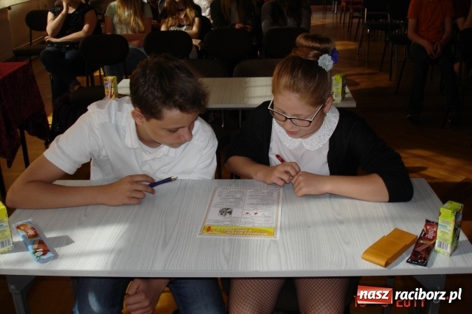 Zdjęcie w galerii na portalu naszraciborz.pl: Lolek, Karol, Jan Paweł II - po raz siódmy w Gimnazjum nr 5 odbył się konkurs wiedzy  wiadomości z regionu