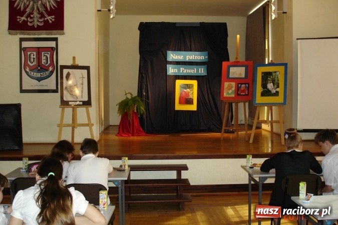 Zdjęcie w galerii na portalu naszraciborz.pl: Lolek, Karol, Jan Paweł II - po raz siódmy w Gimnazjum nr 5 odbył się konkurs wiedzy  wiadomości z regionu