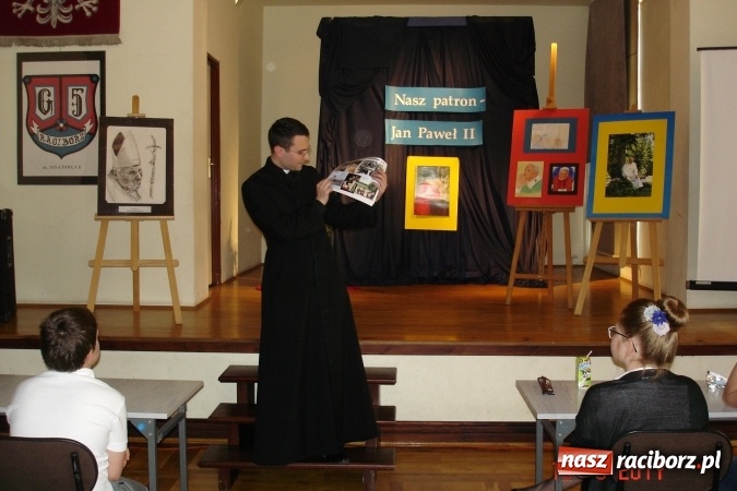 Zdjęcie w galerii na portalu naszraciborz.pl: Lolek, Karol, Jan Paweł II - po raz siódmy w Gimnazjum nr 5 odbył się konkurs wiedzy  wiadomości z regionu