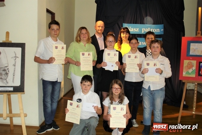 Zdjęcie w galerii na portalu naszraciborz.pl: Lolek, Karol, Jan Paweł II - po raz siódmy w Gimnazjum nr 5 odbył się konkurs wiedzy  wiadomości z regionu