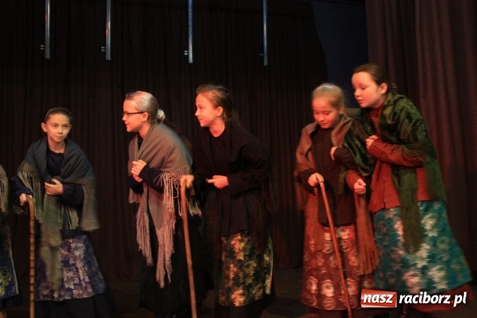 Zdjęcie w galerii na portalu naszraciborz.pl: XVII Gminny Przegląd Zespołów Artystycznych w Krzanowicach  wiadomości z regionu