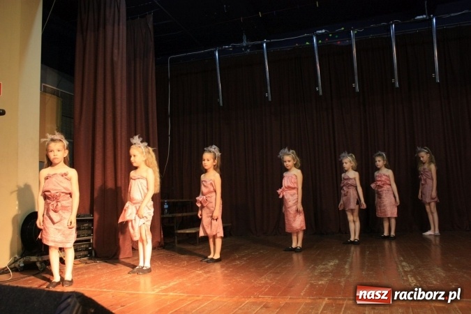 Zdjęcie w galerii na portalu naszraciborz.pl: XVII Gminny Przegląd Zespołów Artystycznych w Krzanowicach  wiadomości z regionu