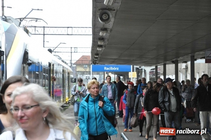 Zdjęcie w galerii na portalu naszraciborz.pl: Opolski Ekspres Dęty zawitał dziś do Raciborza. Na 800-lecie naszego miasta wiadomości z regionu