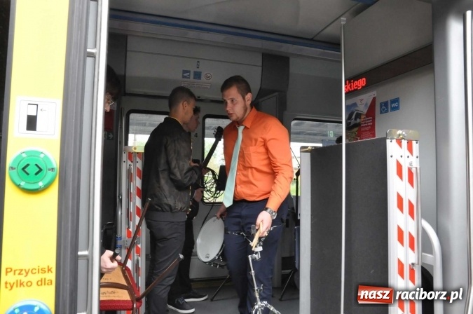 Zdjęcie w galerii na portalu naszraciborz.pl: Opolski Ekspres Dęty zawitał dziś do Raciborza. Na 800-lecie naszego miasta wiadomości z regionu