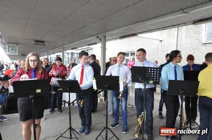 Zdjęcie w galerii na portalu naszraciborz.pl: Opolski Ekspres Dęty zawitał dziś do Raciborza. Na 800-lecie naszego miasta wiadomości z regionu