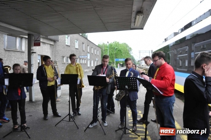 Zdjęcie w galerii na portalu naszraciborz.pl: Opolski Ekspres Dęty zawitał dziś do Raciborza. Na 800-lecie naszego miasta wiadomości z regionu
