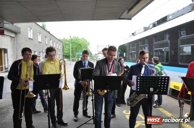 Zdjęcie w galerii na portalu naszraciborz.pl: Opolski Ekspres Dęty zawitał dziś do Raciborza. Na 800-lecie naszego miasta wiadomości z regionu