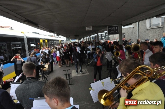 Zdjęcie w galerii na portalu naszraciborz.pl: Opolski Ekspres Dęty zawitał dziś do Raciborza. Na 800-lecie naszego miasta wiadomości z regionu