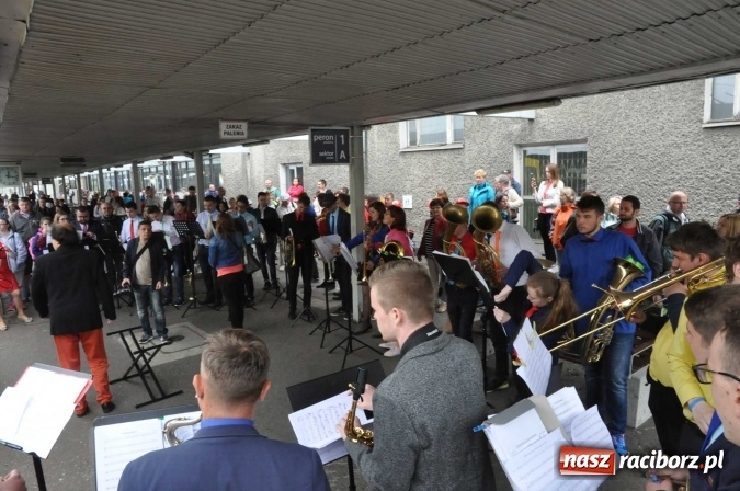 Zdjęcie w galerii na portalu naszraciborz.pl: Opolski Ekspres Dęty zawitał dziś do Raciborza. Na 800-lecie naszego miasta wiadomości z regionu