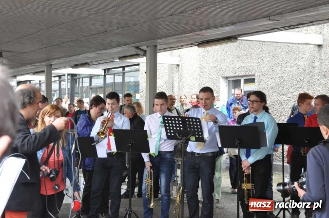 Zdjęcie w galerii na portalu naszraciborz.pl: Opolski Ekspres Dęty zawitał dziś do Raciborza. Na 800-lecie naszego miasta wiadomości z regionu