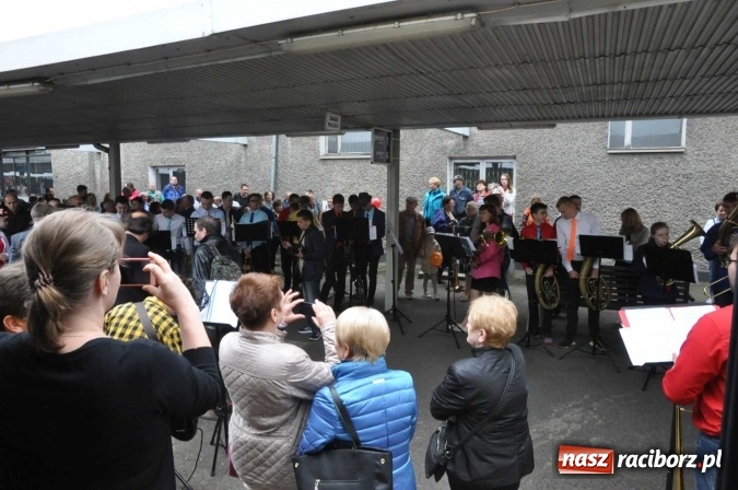 Zdjęcie w galerii na portalu naszraciborz.pl: Opolski Ekspres Dęty zawitał dziś do Raciborza. Na 800-lecie naszego miasta wiadomości z regionu