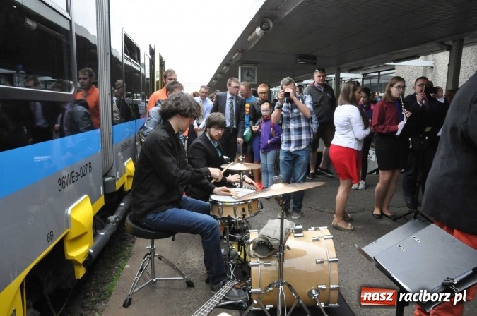 Zdjęcie w galerii na portalu naszraciborz.pl: Opolski Ekspres Dęty zawitał dziś do Raciborza. Na 800-lecie naszego miasta wiadomości z regionu