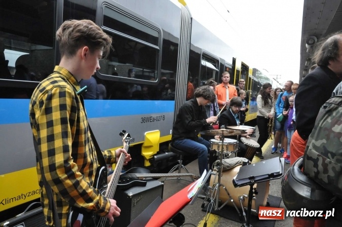 Zdjęcie w galerii na portalu naszraciborz.pl: Opolski Ekspres Dęty zawitał dziś do Raciborza. Na 800-lecie naszego miasta wiadomości z regionu
