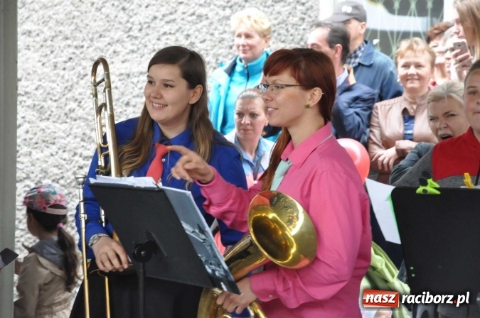 Zdjęcie w galerii na portalu naszraciborz.pl: Opolski Ekspres Dęty zawitał dziś do Raciborza. Na 800-lecie naszego miasta wiadomości z regionu