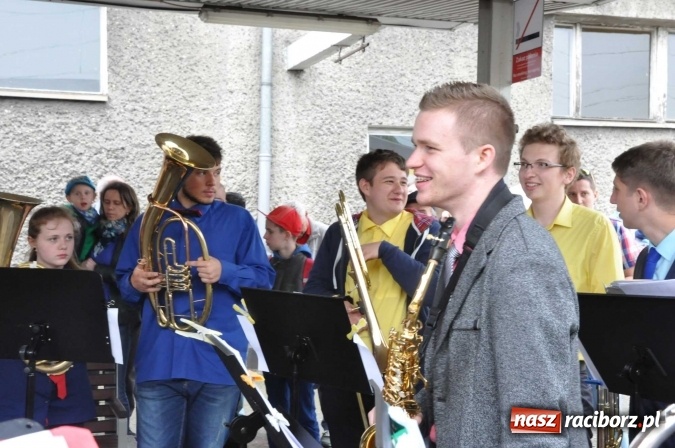 Zdjęcie w galerii na portalu naszraciborz.pl: Opolski Ekspres Dęty zawitał dziś do Raciborza. Na 800-lecie naszego miasta wiadomości z regionu