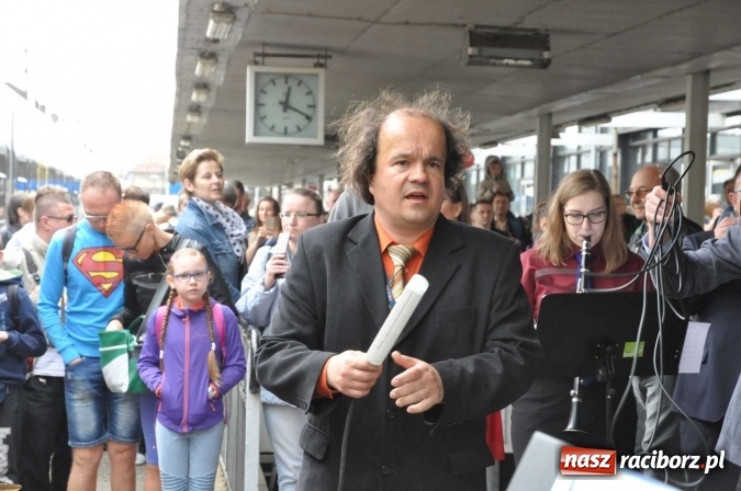 Zdjęcie w galerii na portalu naszraciborz.pl: Opolski Ekspres Dęty zawitał dziś do Raciborza. Na 800-lecie naszego miasta wiadomości z regionu