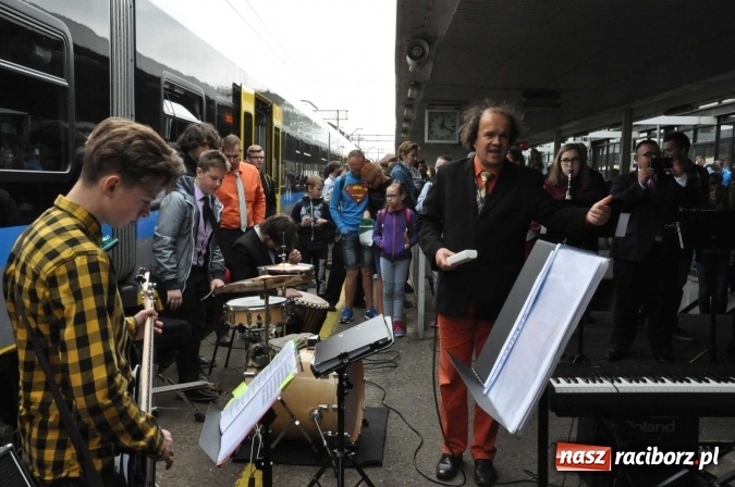 Zdjęcie w galerii na portalu naszraciborz.pl: Opolski Ekspres Dęty zawitał dziś do Raciborza. Na 800-lecie naszego miasta wiadomości z regionu