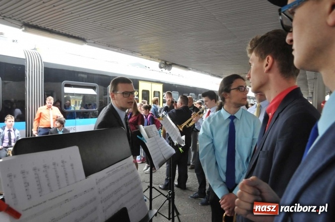 Zdjęcie w galerii na portalu naszraciborz.pl: Opolski Ekspres Dęty zawitał dziś do Raciborza. Na 800-lecie naszego miasta wiadomości z regionu