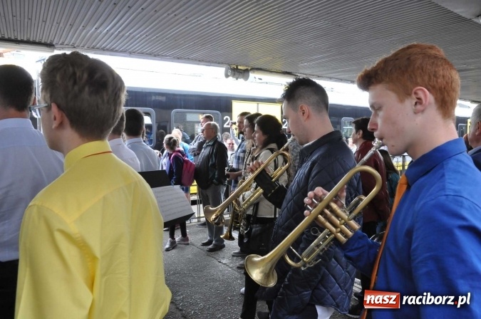 Zdjęcie w galerii na portalu naszraciborz.pl: Opolski Ekspres Dęty zawitał dziś do Raciborza. Na 800-lecie naszego miasta wiadomości z regionu
