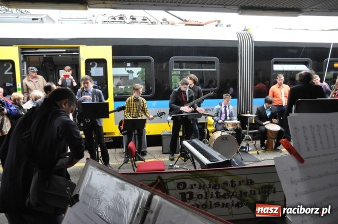 Zdjęcie w galerii na portalu naszraciborz.pl: Opolski Ekspres Dęty zawitał dziś do Raciborza. Na 800-lecie naszego miasta wiadomości z regionu