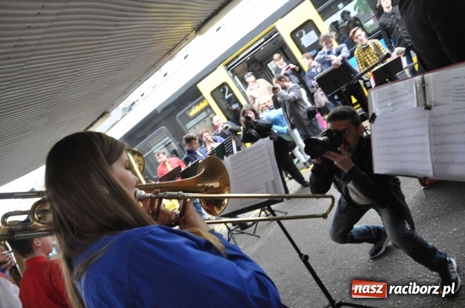 Zdjęcie w galerii na portalu naszraciborz.pl: Opolski Ekspres Dęty zawitał dziś do Raciborza. Na 800-lecie naszego miasta wiadomości z regionu