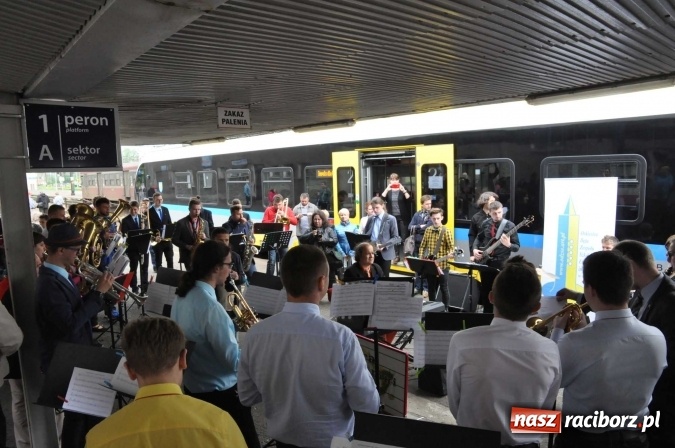 Zdjęcie w galerii na portalu naszraciborz.pl: Opolski Ekspres Dęty zawitał dziś do Raciborza. Na 800-lecie naszego miasta wiadomości z regionu