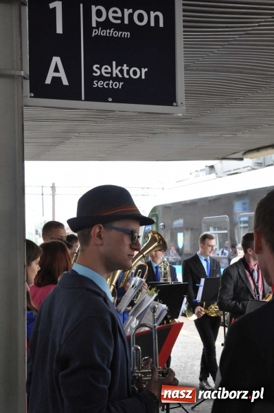 Zdjęcie w galerii na portalu naszraciborz.pl: Opolski Ekspres Dęty zawitał dziś do Raciborza. Na 800-lecie naszego miasta wiadomości z regionu