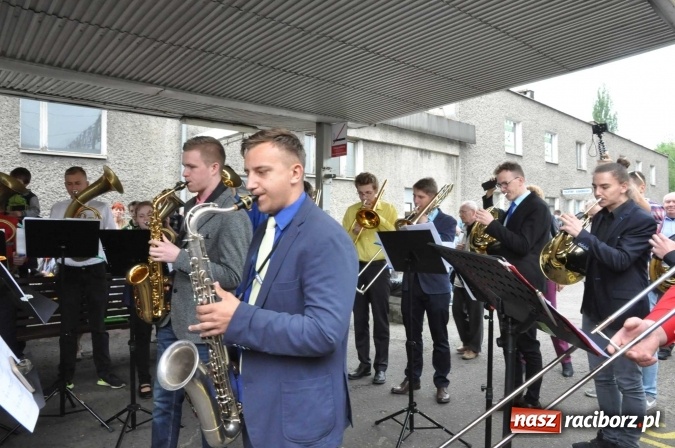 Zdjęcie w galerii na portalu naszraciborz.pl: Opolski Ekspres Dęty zawitał dziś do Raciborza. Na 800-lecie naszego miasta wiadomości z regionu