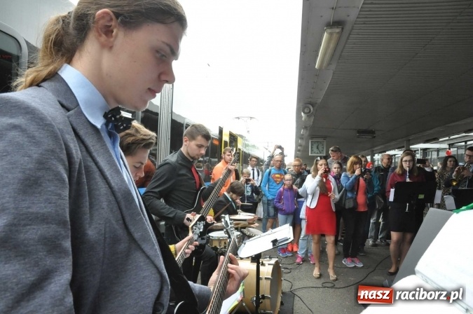 Zdjęcie w galerii na portalu naszraciborz.pl: Opolski Ekspres Dęty zawitał dziś do Raciborza. Na 800-lecie naszego miasta wiadomości z regionu
