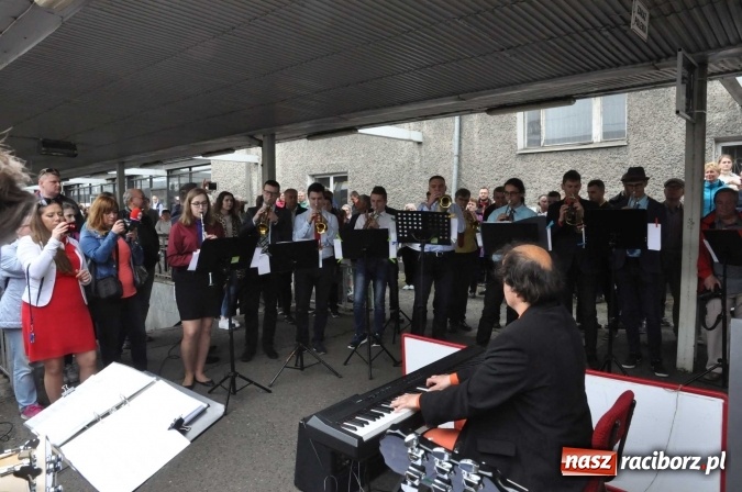 Zdjęcie w galerii na portalu naszraciborz.pl: Opolski Ekspres Dęty zawitał dziś do Raciborza. Na 800-lecie naszego miasta wiadomości z regionu