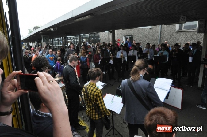 Zdjęcie w galerii na portalu naszraciborz.pl: Opolski Ekspres Dęty zawitał dziś do Raciborza. Na 800-lecie naszego miasta wiadomości z regionu