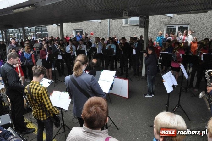 Zdjęcie w galerii na portalu naszraciborz.pl: Opolski Ekspres Dęty zawitał dziś do Raciborza. Na 800-lecie naszego miasta wiadomości z regionu