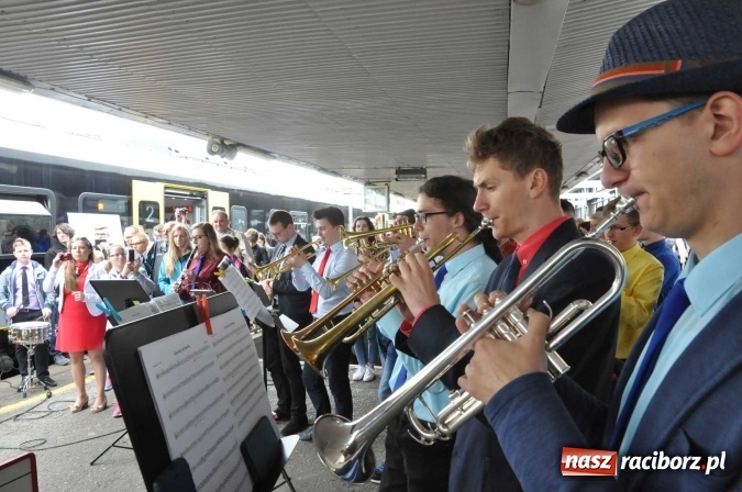 Zdjęcie w galerii na portalu naszraciborz.pl: Opolski Ekspres Dęty zawitał dziś do Raciborza. Na 800-lecie naszego miasta wiadomości z regionu