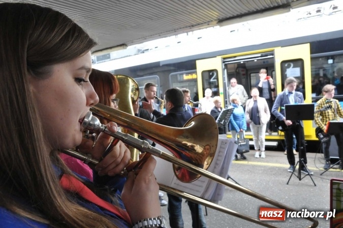 Zdjęcie w galerii na portalu naszraciborz.pl: Opolski Ekspres Dęty zawitał dziś do Raciborza. Na 800-lecie naszego miasta wiadomości z regionu