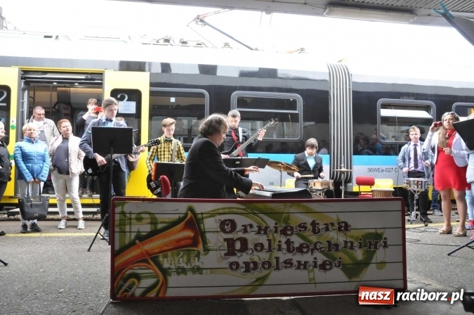 Zdjęcie w galerii na portalu naszraciborz.pl: Opolski Ekspres Dęty zawitał dziś do Raciborza. Na 800-lecie naszego miasta wiadomości z regionu