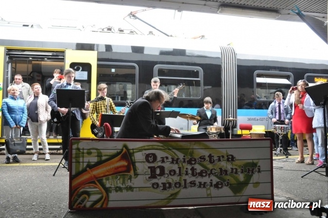 Zdjęcie w galerii na portalu naszraciborz.pl: Opolski Ekspres Dęty zawitał dziś do Raciborza. Na 800-lecie naszego miasta wiadomości z regionu