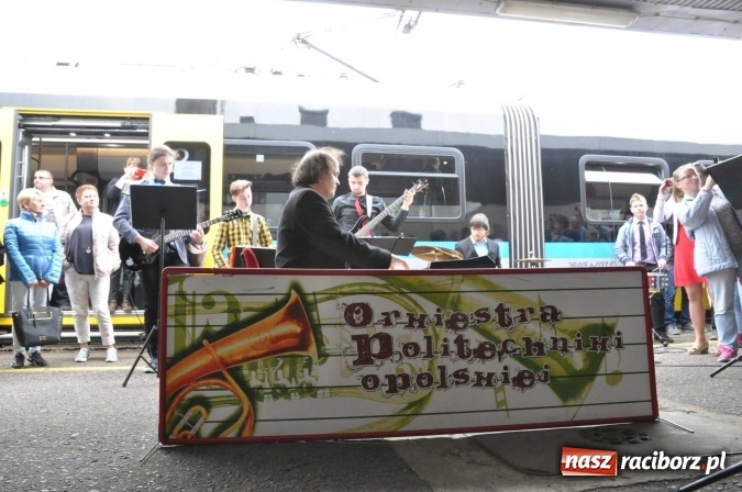 Zdjęcie w galerii na portalu naszraciborz.pl: Opolski Ekspres Dęty zawitał dziś do Raciborza. Na 800-lecie naszego miasta wiadomości z regionu