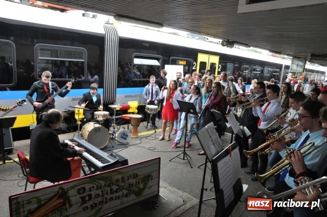 Zdjęcie w galerii na portalu naszraciborz.pl: Opolski Ekspres Dęty zawitał dziś do Raciborza. Na 800-lecie naszego miasta wiadomości z regionu