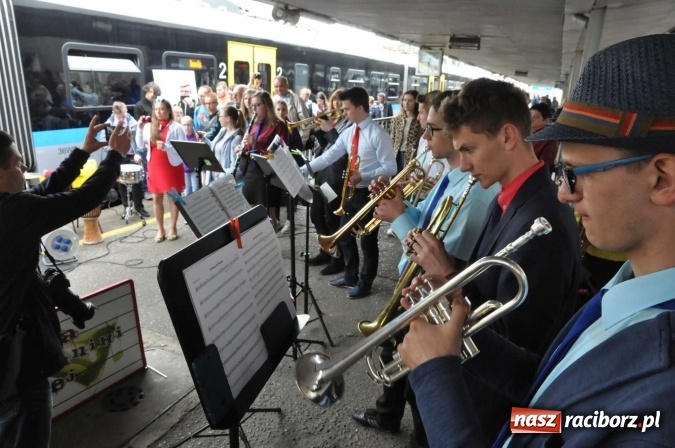 Zdjęcie w galerii na portalu naszraciborz.pl: Opolski Ekspres Dęty zawitał dziś do Raciborza. Na 800-lecie naszego miasta wiadomości z regionu