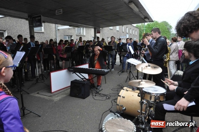 Zdjęcie w galerii na portalu naszraciborz.pl: Opolski Ekspres Dęty zawitał dziś do Raciborza. Na 800-lecie naszego miasta wiadomości z regionu