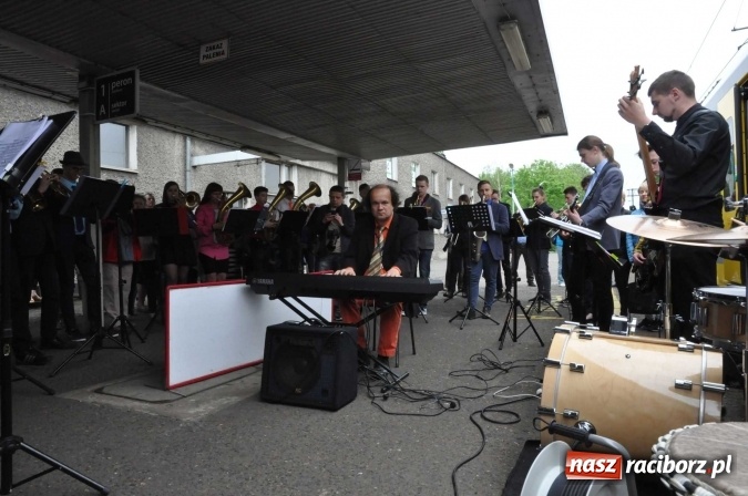 Zdjęcie w galerii na portalu naszraciborz.pl: Opolski Ekspres Dęty zawitał dziś do Raciborza. Na 800-lecie naszego miasta wiadomości z regionu
